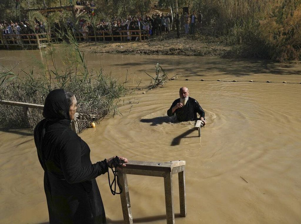 Melihat Ritual Pembaptisan di Sungai Yordan