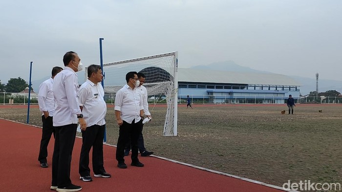 Melihat Stadion RAA Adiwijaya, Kandang Mewah Persigar Garut! Stadion sepak bola RAA Adiwijaya, Garut, diproyeksikan rampung tahun ini. Stadion dengan rumput impor ini diklaim akan mampu menggelar pertandingan kelas Liga 1.