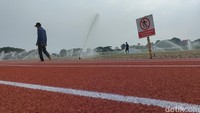 Selain memiliki rumput berstandar internasional, kata Rudy, stadion ini juga dilengkapi dengan track lari yang juga bertaraf internasional.