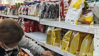 Gercep! Ibu-ibu Mulai Serbu Minyak Goreng Rp 14.000 di Minimarket