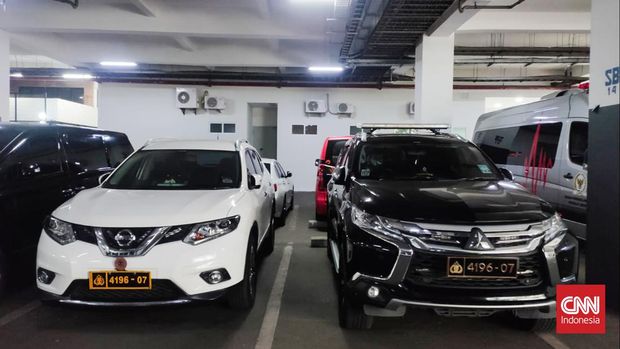 Sebanyak lima mobil mewah dengan nomor polisi yang sama berjejer di parkiran Gedung Nusantara II Kompleks Parlemen Senayan, Jakarta, Rabu (19/1