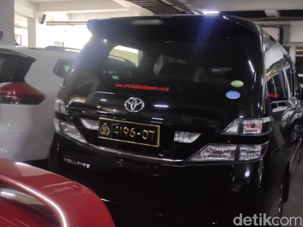Kenapa Mobil Arteria Dahlan Tak Pakai Pelat Khusus Anggota DPR? Kenapa Mobil Arteria Dahlan Tak Pakai Pelat Khusus Anggota DPR?