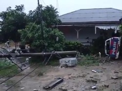 Mobil Dinas Polda Sumsel Terguling Usai Tabrak Pohon-Tiang Listrik