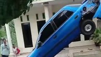 Viral Mobil Nangkring Gegara Sopir Salah Injak Pedal, Begini Posisi Kaki saat Nyetir