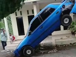 Viral Mobil Nangkring Gegara Sopir Salah Injak Pedal, Begini Posisi Kaki saat Nyetir