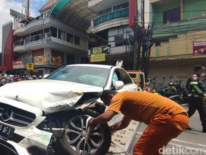 Mercy Tabrak Angkot di Bandung, Dua Orang Luka