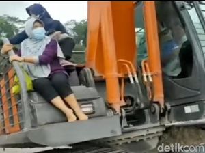 Perjuangan Nakes Lumajang Naik Backhoe Seberangi Sungai Demi Layani Warga