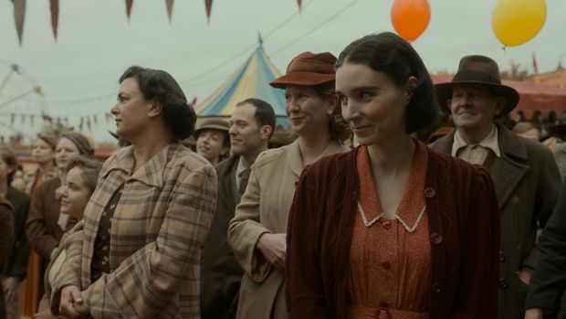 Bradley Cooper and Rooney Mara  in the film NIGHTMARE ALLEY. Photo by Kerry Hayes. © 2021 20th Century Studios All Rights Reserved