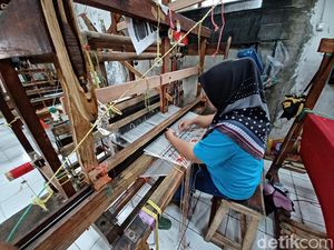 Industri Kain Tenun Made in Majalaya Tetap Bergairah di Masa Pandemi Industri Kain Tenun Made in Majalaya Tetap Bergairah di Masa Pandemi