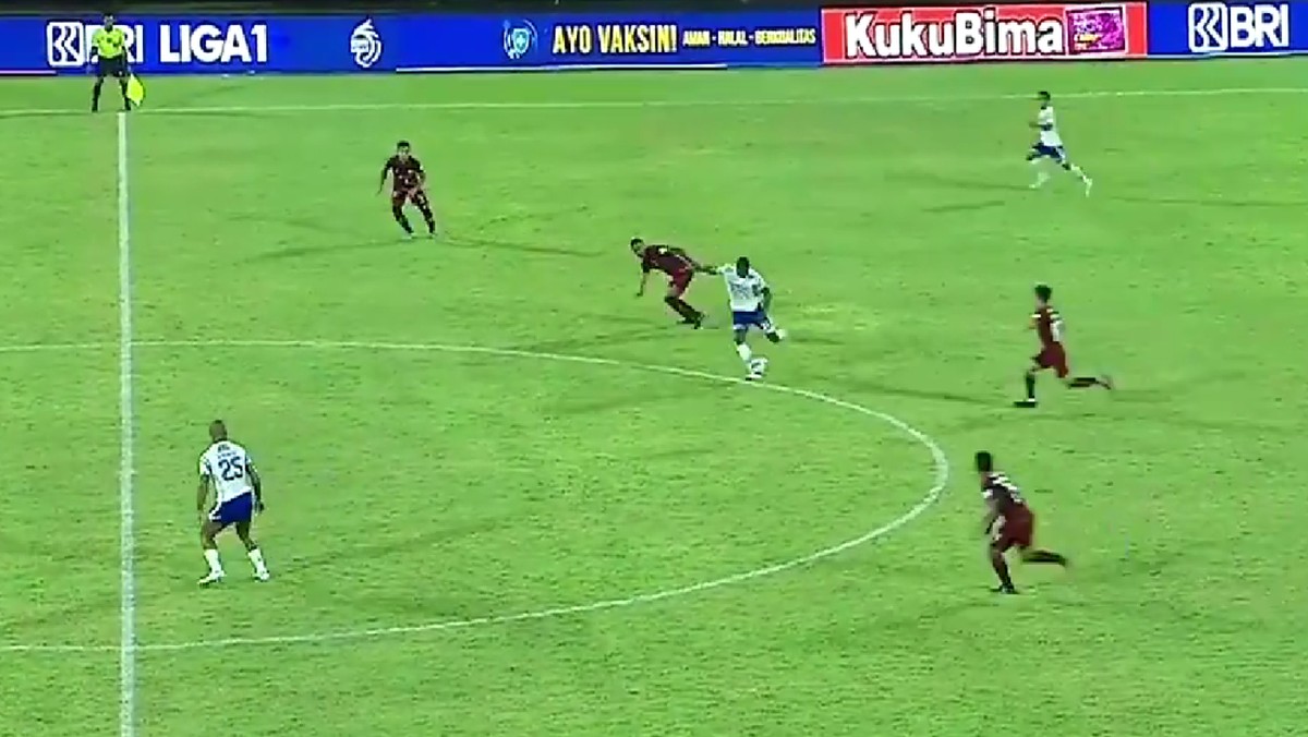 David Da Silva offside atau tidak saat Borneo FC vs Persib Bandung? (Foto: dok.Internet)