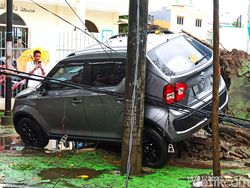 Pohon Tumbang Timpa 3 Mobil hingga Becak Motor di Makassar