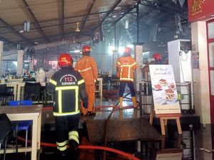 Kebakaran Resto Soto Cak Har MERR Surabaya Padam Kebakaran Resto Soto Cak Har MERR Surabaya Padam