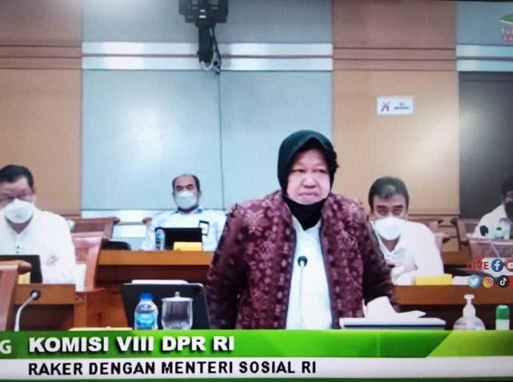 Sekjen Kemensos Diusir, Risma Rela Bersimpuh Ke Pimpinan Komisi VIII Sekjen Kemensos Diusir, Risma Rela Bersimpuh Ke Pimpinan Komisi VIII