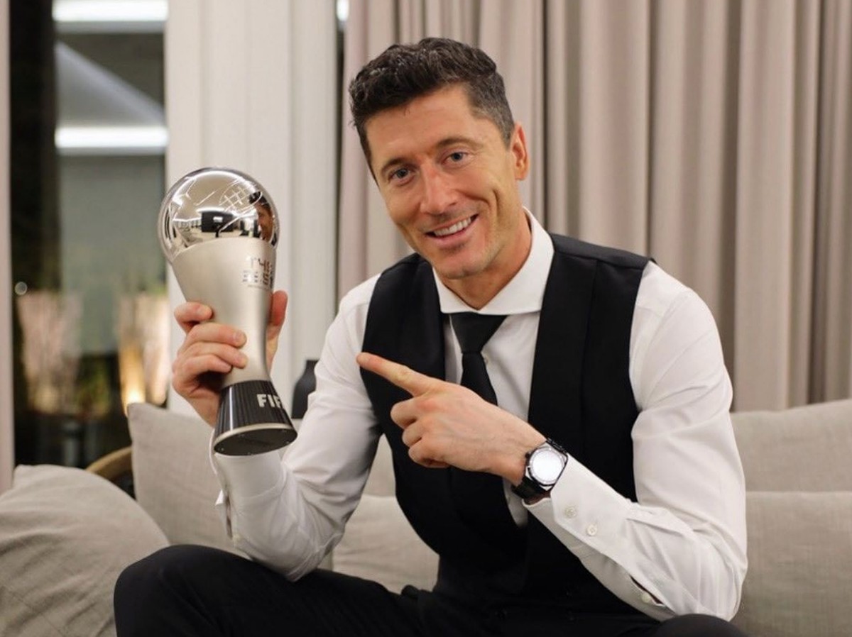 Lewandowski dan gelar Pemain Terbaik FIFA 2021 (Instagram/_rl9)