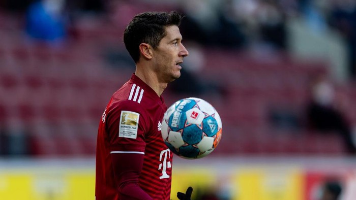 COLOGNE, GERMANY - JANUARY 15: Robert Lewandowski of Bayern Muenchen is seen during the Bundesliga match between 1. FC Köln and FC Bayern München at RheinEnergieStadion on January 15, 2022 in Cologne, Germany. (Photo by Alexander Scheuber/Getty Images)
