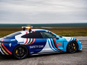 Porsche Taycan Turbo S Jadi Safety Car Formula E 2022, Siap Mengaspal di Ancol Porsche Taycan Turbo S Jadi Safety Car Formula E 2022, Siap Mengaspal di Ancol