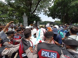 Ricuh, Pengungsi Afghanistan Dorong-dorongan dengan Polisi di IRTI