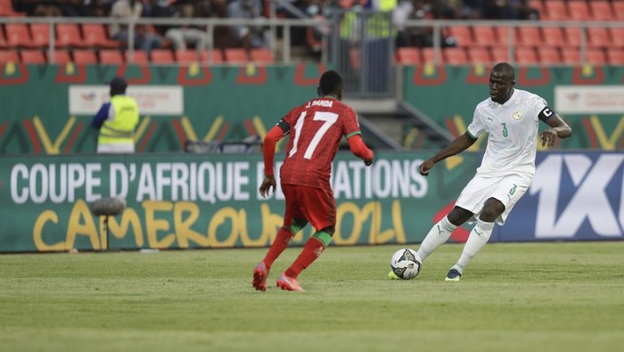 Senegals Kalidou Koulibaly, vies for the ball with Malawis John Banda, left, during the African Cup of Nations 2022 group B soccer match between Malawi and Senegal at the Kouekong Stadium, Bafoussam, Cameroon, Tuesday, Jan. 18, 2022. (AP Photo/Sunday Alamba)