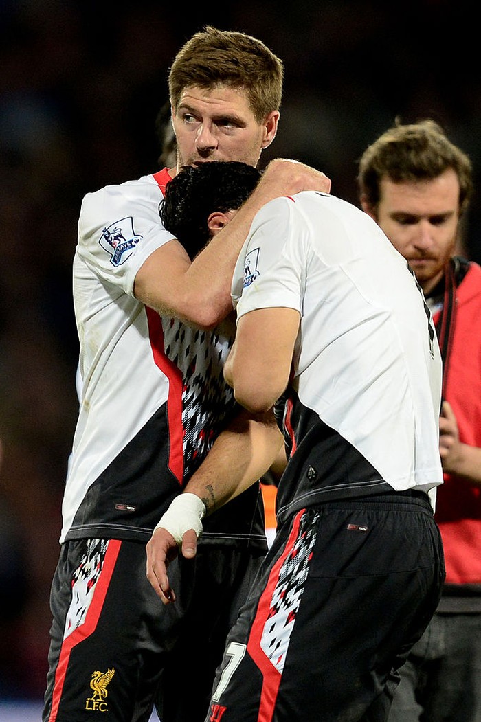 LONDON, ENGLAND - MAY 05:  Steven Gerrard of Liverpool consoles the dejected Luis Suarez of Liverpool following their team's 3-3 draw during the Barclays Premier League match between Crystal Palace and Liverpool at Selhurst Park on May 5, 2014 in London, England.  (Photo by Jamie McDonald/Getty Images)