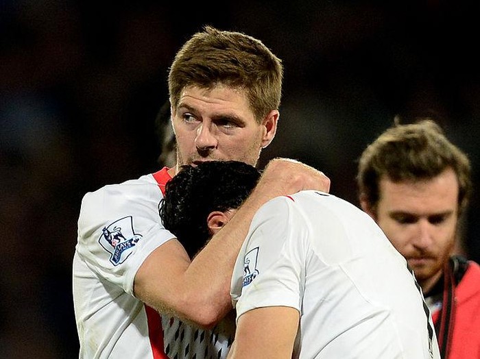 LONDON, ENGLAND - MAY 05:  Steven Gerrard of Liverpool consoles the dejected Luis Suarez of Liverpool following their team's 3-3 draw during the Barclays Premier League match between Crystal Palace and Liverpool at Selhurst Park on May 5, 2014 in London, England.  (Photo by Jamie McDonald/Getty Images)