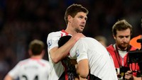 Sebagai kapten Liverpool, Steven Gerrard langsung mendekap dan menghibur Luis Suarez yang tampak sangat terpukul. Foto: Getty Images/Jamie McDonald