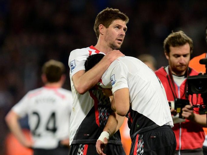LONDON, ENGLAND - MAY 05:  Steven Gerrard of Liverpool consoles the dejected Luis Suarez of Liverpool following their team's 3-3 draw during the Barclays Premier League match between Crystal Palace and Liverpool at Selhurst Park on May 5, 2014 in London, England.  (Photo by Jamie McDonald/Getty Images)