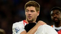 Butuh beberapa waktu sampai akhirnya Suarez bisa mengendalikan emosi kesedihan yang ia curahkan lewat tangian dalam dekapan Gerrard. Foto: Getty Images/Jamie McDonald