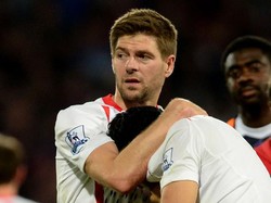 Butuh beberapa waktu sampai akhirnya Suarez bisa mengendalikan emosi kesedihan yang ia curahkan lewat tangian dalam dekapan Gerrard. Foto: Getty Images/Jamie McDonald