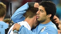 Di Piala Dunia 2014, Suarez tampak gantian menghibur Gerrard usai laga Uruguay Vs Inggris.  Foto: AFP/BEN STANSALL