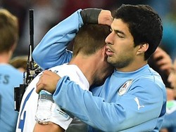 Di Piala Dunia 2014, Suarez tampak gantian menghibur Gerrard usai laga Uruguay Vs Inggris.  Foto: AFP/BEN STANSALL