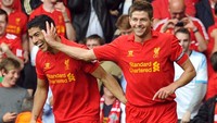 Suarez dan Gerrard dikenal saling respek dan punya hubungan profesional yang baik. Gerrard bahkan pernah menyebut Suarez sebagai salah satu pesepakbola terbaik yang pernah main bersamanya. Foto: AFP/PAUL ELLIS  