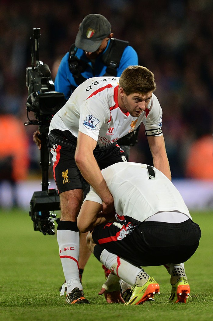 Steven Gerrard, Luis Suarez LONDON, ENGLAND - MAY 05: Steven Gerrard of Liverpool consoles the dejected Luis Suarez of Liverpool following their team's 3-3 draw during the Barclays Premier League match between Crystal Palace and Liverpool at Selhurst Park on May 5, 2014 in London, England. (Photo by Jamie McDonald/Getty Images)