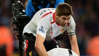 Pada masanya, Gerrard dan Suarez adalah pilar dan andalan Liverpool. Tapi ada pula momen pedih seperti yang satu ini. Foto: Getty Images/Jamie McDonald  