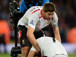 Pada masanya, Gerrard dan Suarez adalah pilar dan andalan Liverpool. Tapi ada pula momen pedih seperti yang satu ini. Foto: Getty Images/Jamie McDonald  