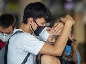 Studi Terbaru Menemukan Orang yang Pakai Masker Bedah Terlihat Lebih Menarik
