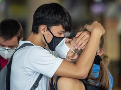 Studi Terbaru Menemukan Orang yang Pakai Masker Bedah Terlihat Lebih Menarik