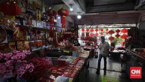 Calon pembeli melihat pernak-pernik Imlek di pasar Petak Sembilan, Glodok, Jakarta, Rabu, 19 Januari 2022. (CNN Indonesia/ Adhi Wicaksono)