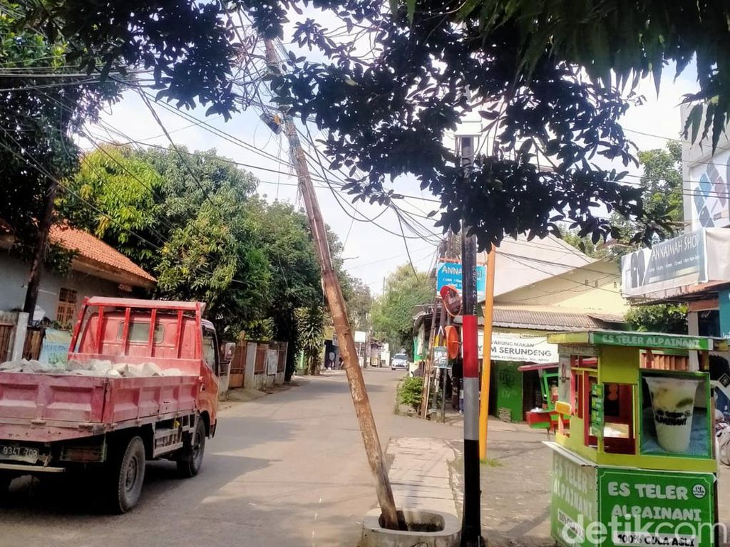 Lurah Cek Tiang Miring di Jl Curug Agung Depok yang Ganggu Lalu Lintas