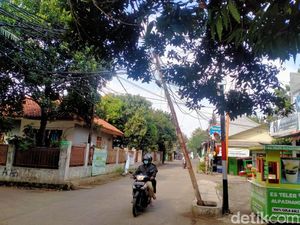 Tiang Miring Ganggu Lalin di Jalan Curug Agung Depok Dicabut! Tiang Miring Ganggu Lalin di Jalan Curug Agung Depok Dicabut!