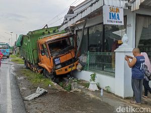 Truk Ekspedisi Tabrak Dua Rumah di Tulungagung