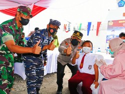 Cara Unik Gaet Anak Vaksinasi, Lanal Banyuwangi Ajak Keliling Kapal Perang