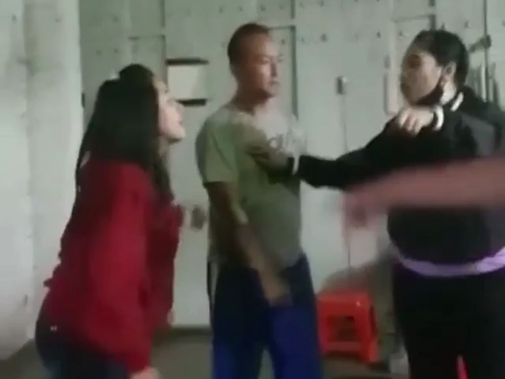 Viral Polisi di Malang Tepergok Istri Nongkrong dengan Perempuan Lain Viral Polisi di Malang Tepergok Istri Nongkrong dengan Perempuan Lain