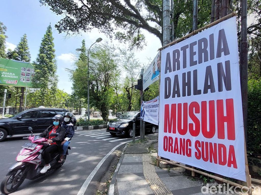 Nah Lho! Ada Baliho Arteria Dahlan Musuh Orang Sunda Mejeng di Bandung
