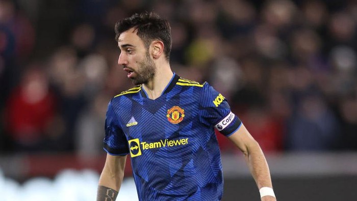BRENTFORD, ENGLAND - JANUARY 19: Bruno Fernandes of Manchester United during the Premier League match between Brentford and Manchester United at Brentford Community Stadium on January 19, 2022 in Brentford, England. (Photo by Alex Pantling/Getty Images)