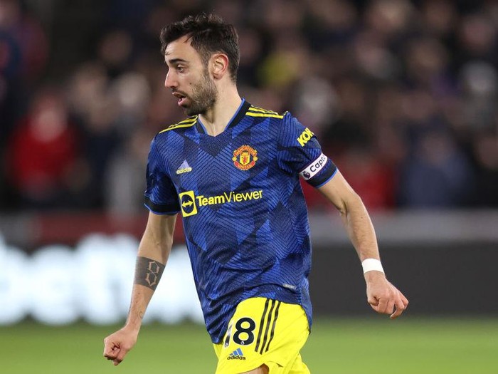 BRENTFORD, ENGLAND - JANUARY 19: Bruno Fernandes of Manchester United during the Premier League match between Brentford and Manchester United at Brentford Community Stadium on January 19, 2022 in Brentford, England. (Photo by Alex Pantling/Getty Images)