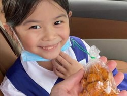 Gemas! Bocah Ini Belikan Sang Ibu Ayam Goreng Pakai Uang Jajannya