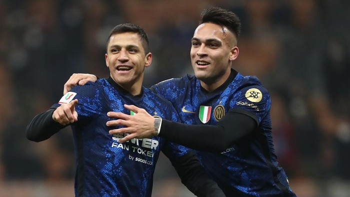 MILAN, ITALY - JANUARY 19: Alexis Sanchez of FC Internazionale celebrates with his team-mate Lautaro Martinez after scoring the opening goal during the Coppa Italia match between FC Internazionale and Empoli FC at Stadio Giuseppe Meazza on January 19, 2022 in Milan, Italy. (Photo by Marco Luzzani/Getty Images)