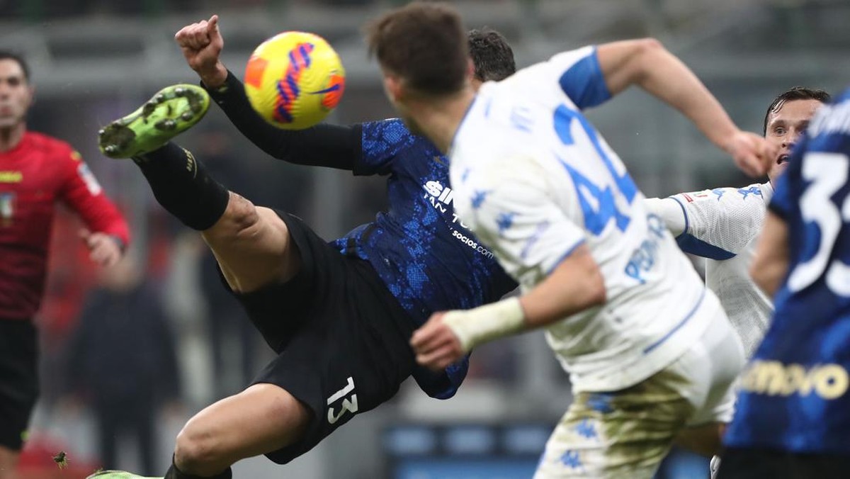 Andrea Ranocchia (13) mencetak gol akrobatik ke gawang Empoli. (Foto: Getty Images/Marco Luzzani)
