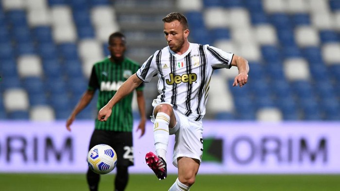 REGGIO NELLEMILIA, ITALY - MAY 12: Melo Arthur of Juventus runs with the ball during the Serie A match between US Sassuolo and Juventus at Mapei Stadium - Città del Tricolore on May 12, 2021 in Reggio nellEmilia, Italy. Sporting stadiums around Italy remain under strict restrictions due to the Coronavirus Pandemic as Government social distancing laws prohibit fans inside venues resulting in games being played behind closed doors.  (Photo by Alessandro Sabattini/Getty Images)