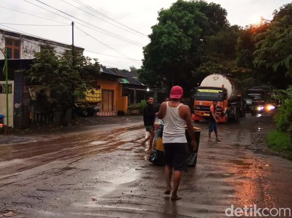 Banjir di Jalur Banyuwangi-Situbondo Surut, Petugas Bersihkan Lumpur